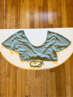 Cropped Scoop-Neck Tie-Back Top in Sage Green